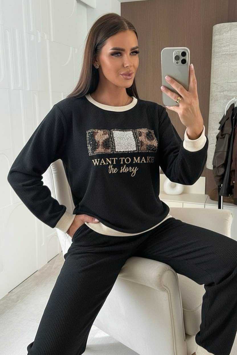 Ensemble homewear côtelée , composé d’un haut à manches longues avec détails sequins et d’un pantalon confortable. Parfait pour un look cosy et tendance à la maison.