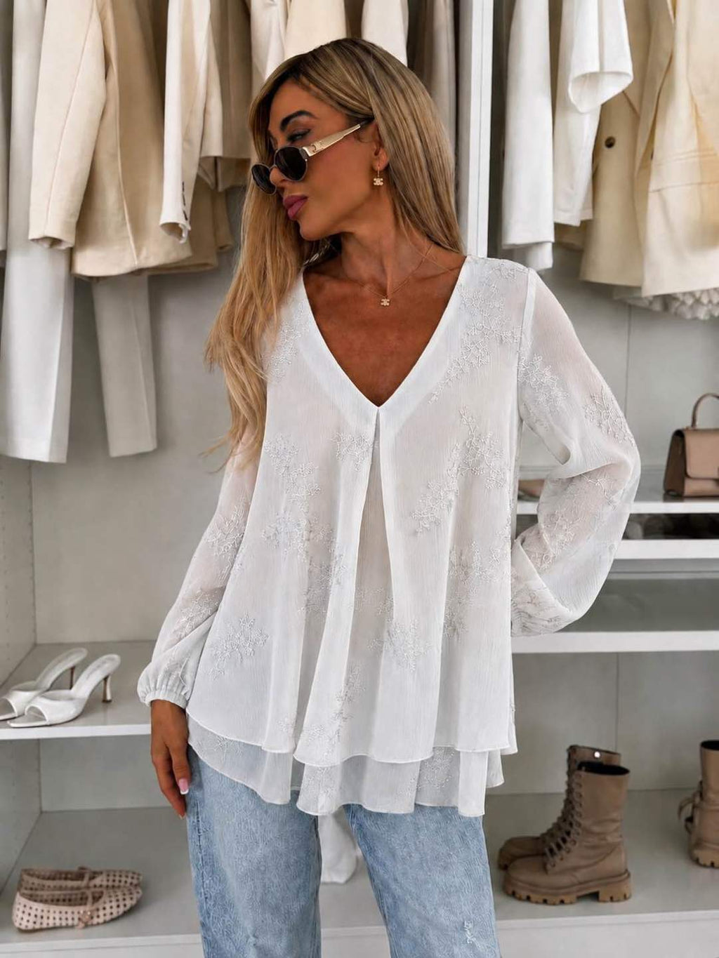 Blouse fluide brodée fleurs à volants – Col V
