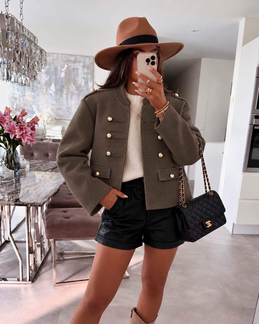 Veste courte en suédine à boutons dorés et épaulettes