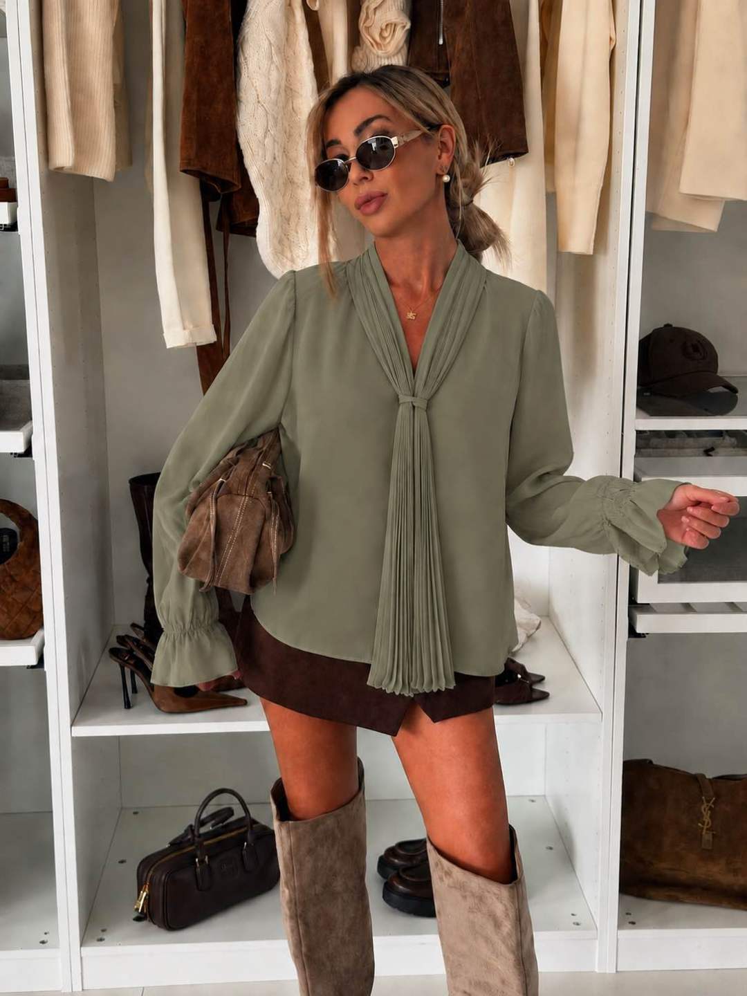 Blouse fluide à col lavallière plissé et poignets volantés