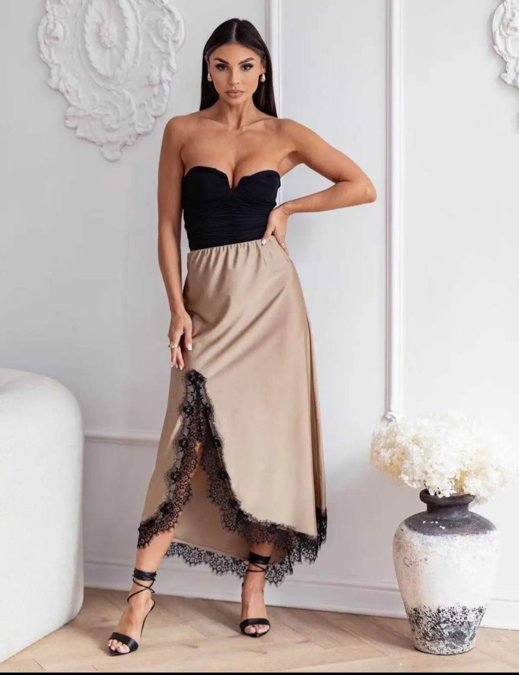 Jupe longue  finition  dentelle taille 36/42