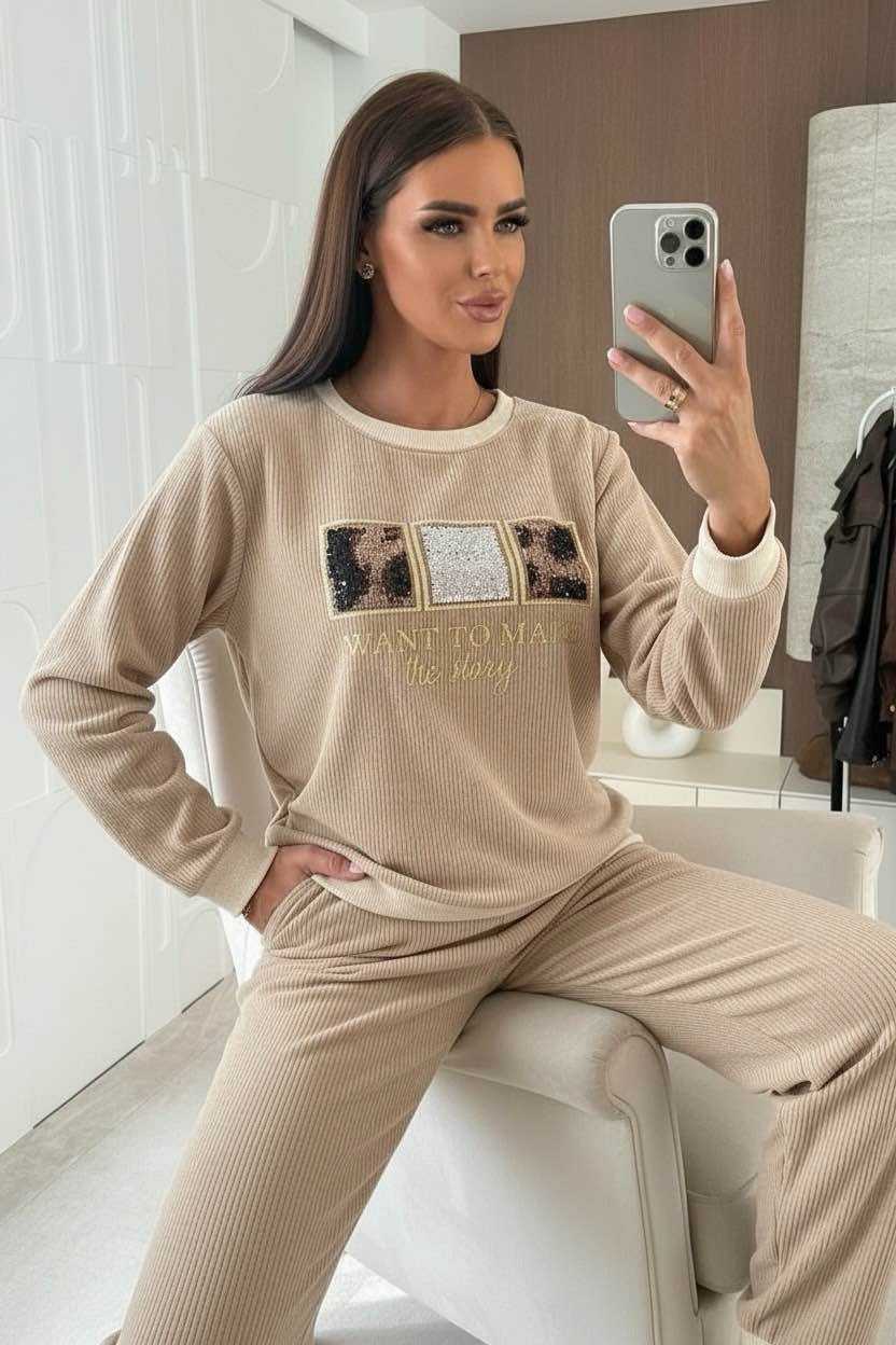Ensemble homewear côtelée , composé d’un haut à manches longues avec détails sequins et d’un pantalon confortable. Parfait pour un look cosy et tendance à la maison.