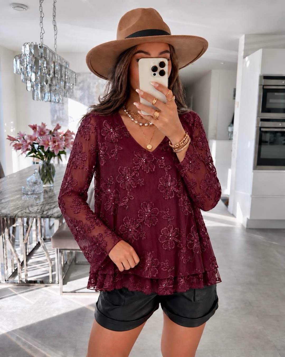 Blouse col V  à volant avec broderies florales et sequins taille 36/4295% POLYESTER 5% ELASTHANE