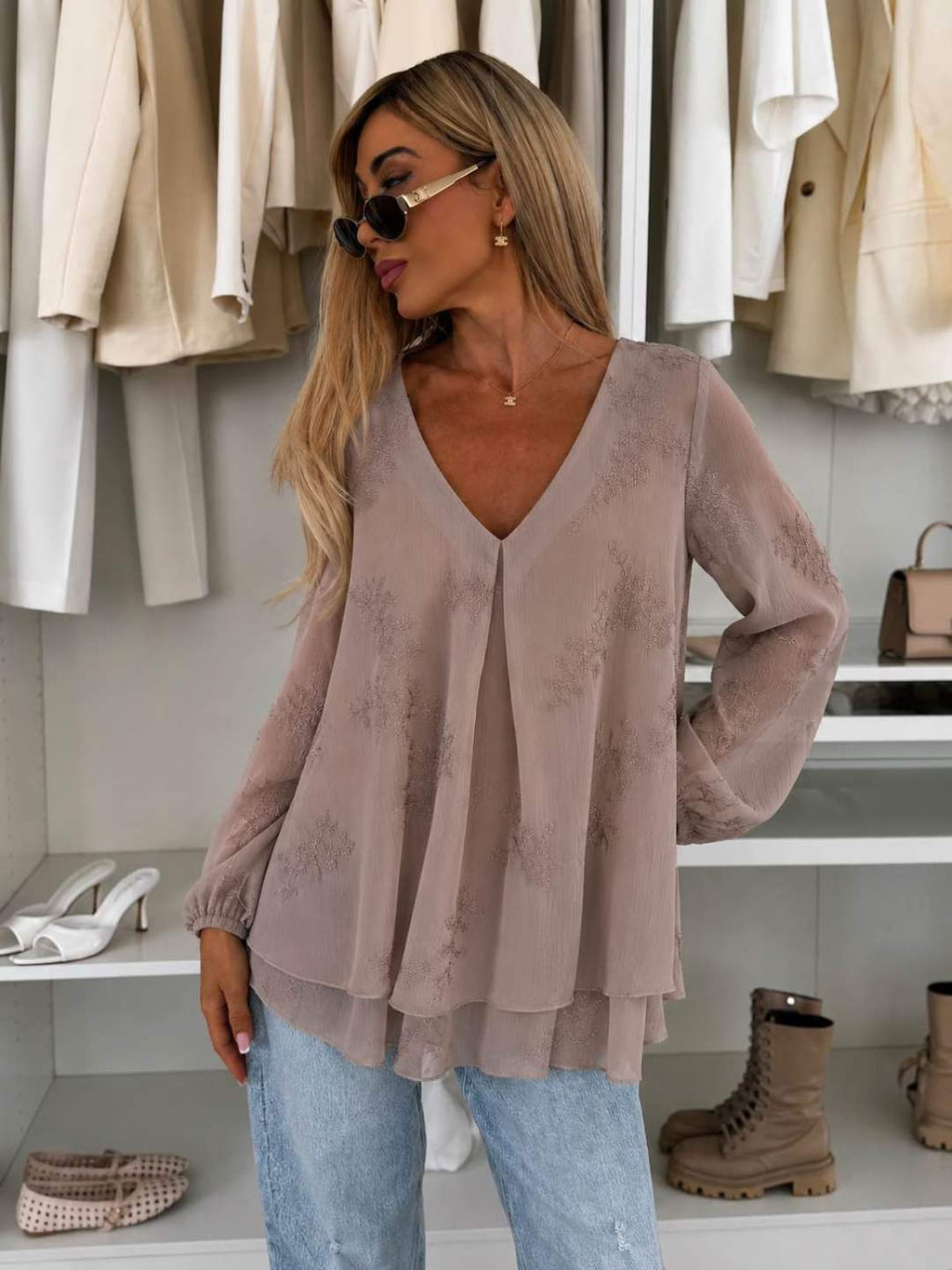 Blouse fluide brodée fleurs à volants – Col V