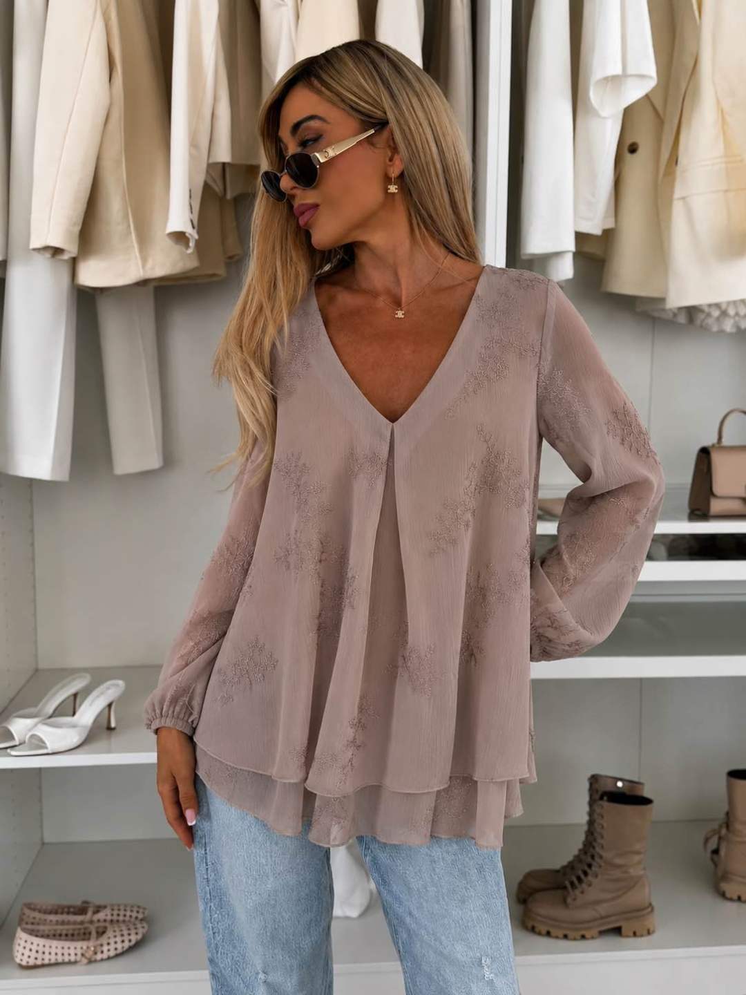Blouse fluide brodée fleurs à volants – Col V