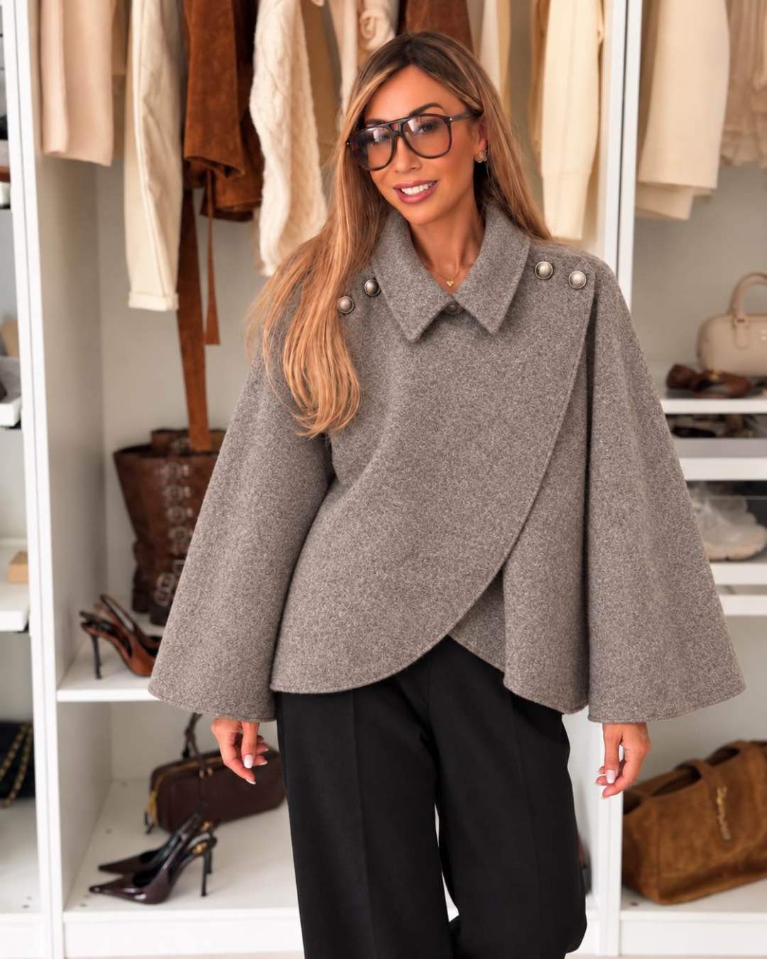 Veste cape asymétrique à col chemise détails boutons