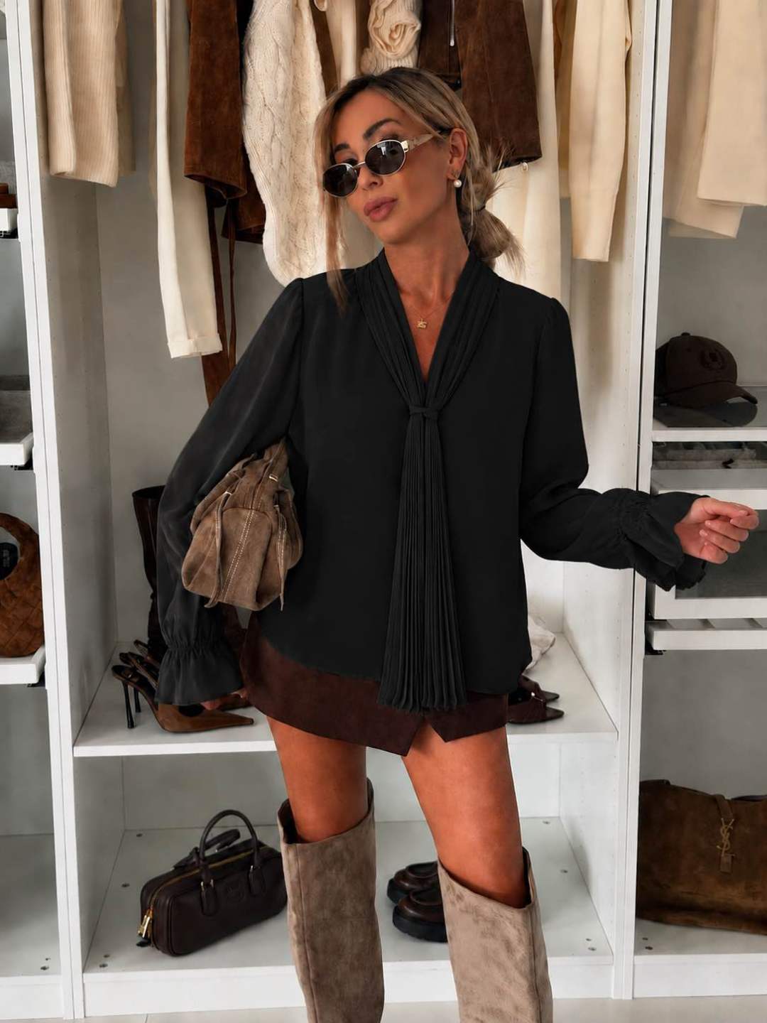 Blouse fluide à col lavallière plissé et poignets volantés