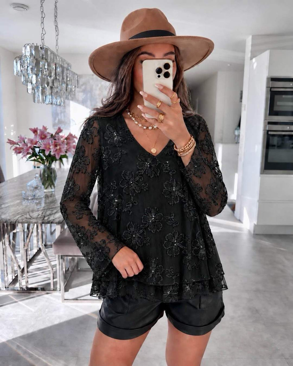 Blouse col V  à volant avec broderies florales et sequins taille 36/4295% POLYESTER 5% ELASTHANE