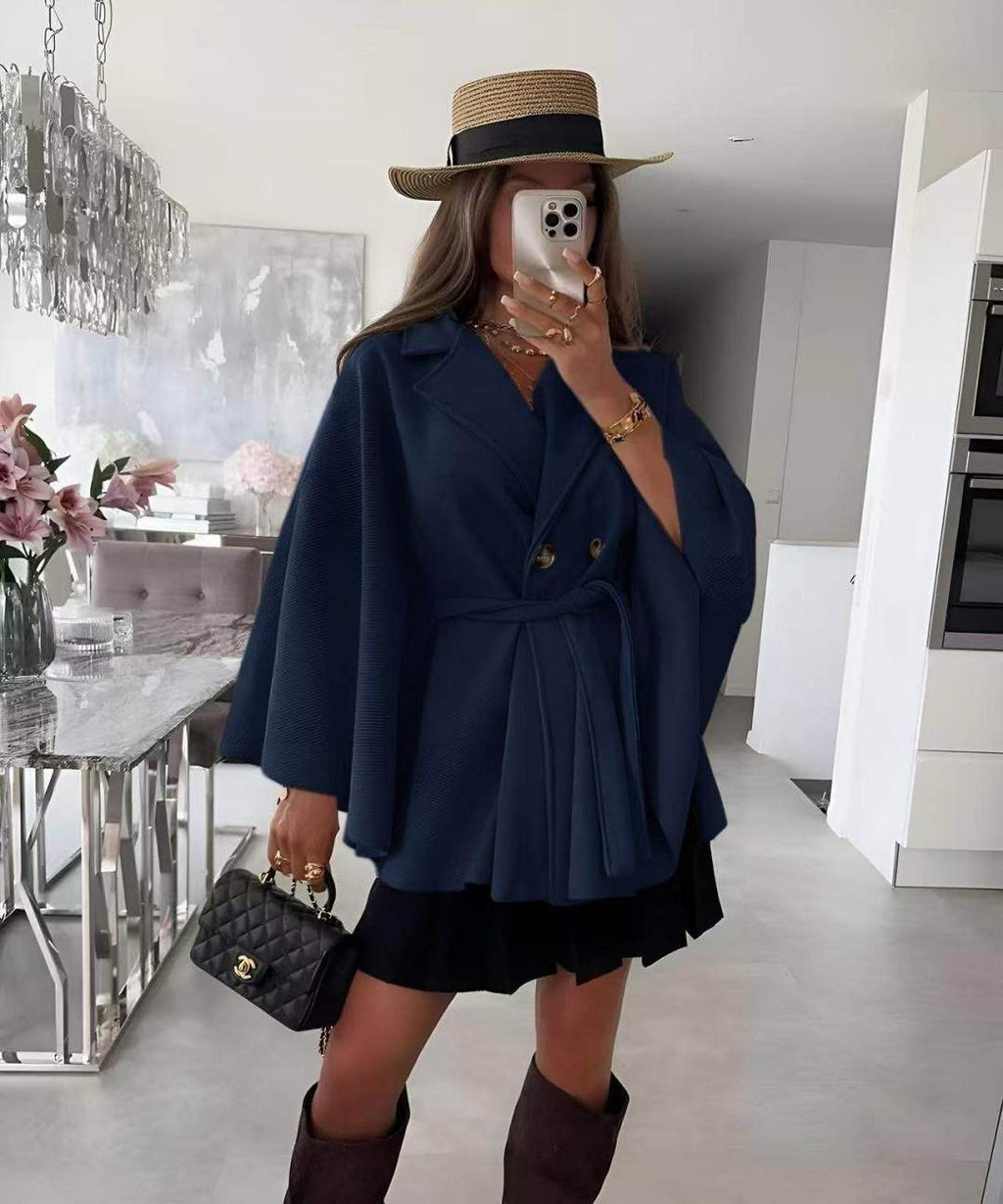 Cape blazer ceinturée à double boutonnage