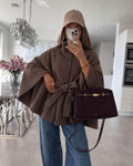 Poncho cape ample à col montant boutonné et ceinture à nouer