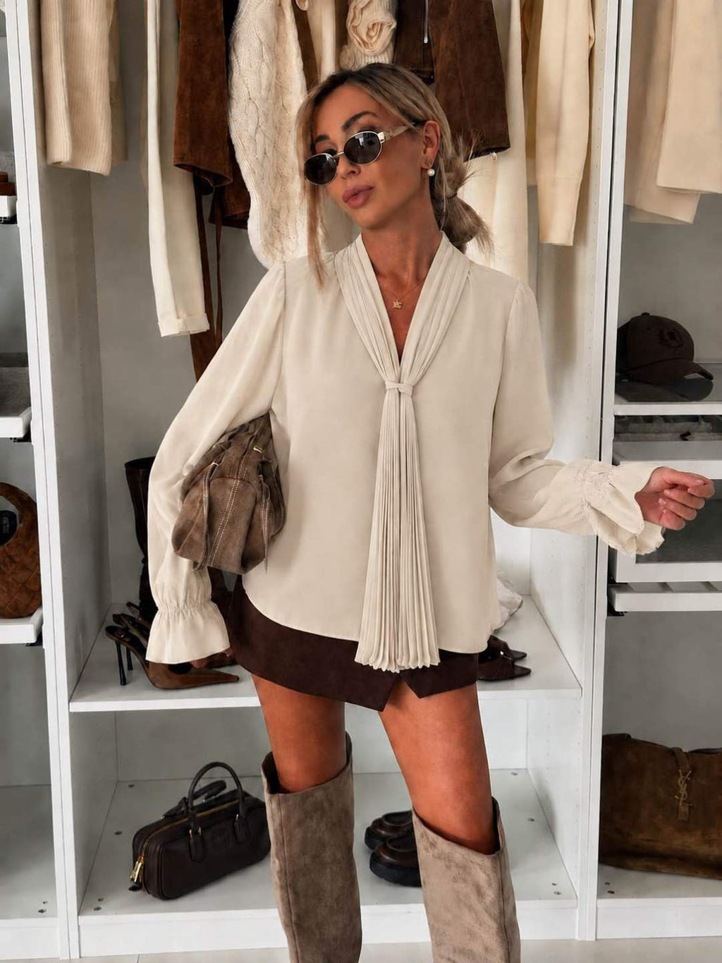 Blouse fluide à col lavallière plissé et poignets volantés