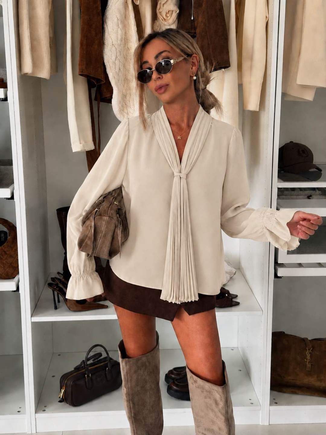Blouse fluide à col lavallière plissé et poignets volantés