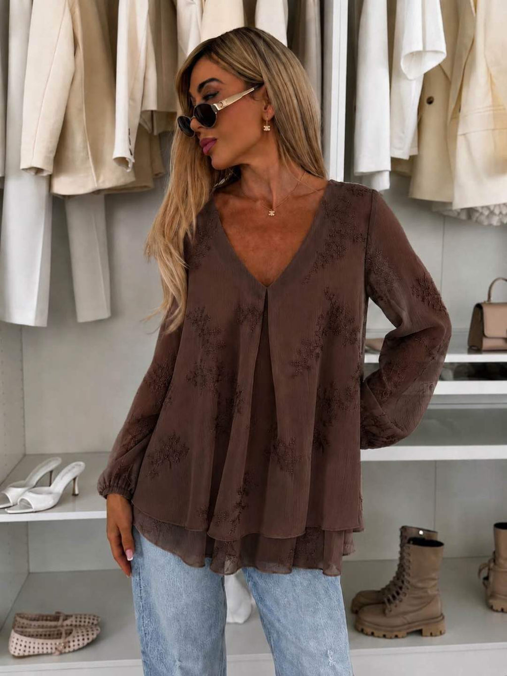 Blouse fluide brodée fleurs à volants – Col V
