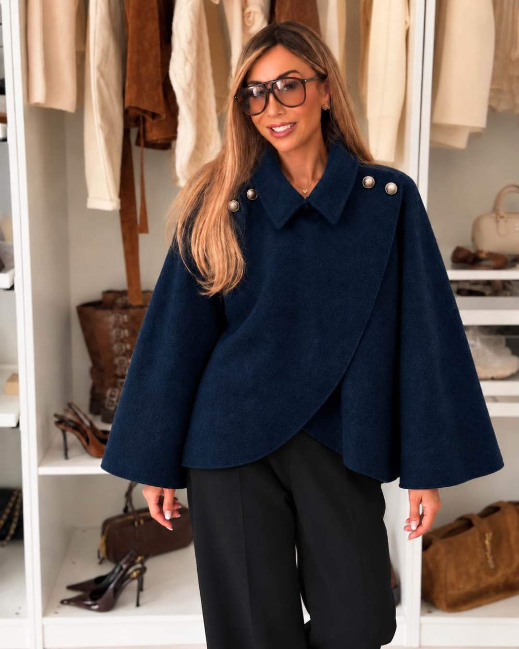Veste cape asymétrique à col chemise détails boutons