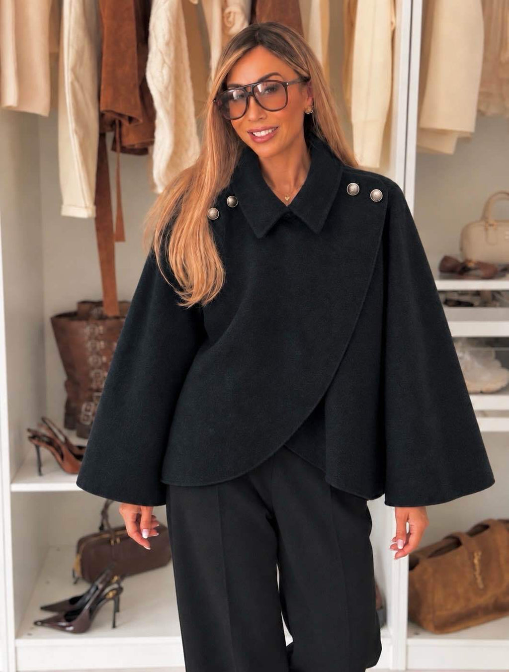 Veste cape asymétrique à col chemise détails boutons