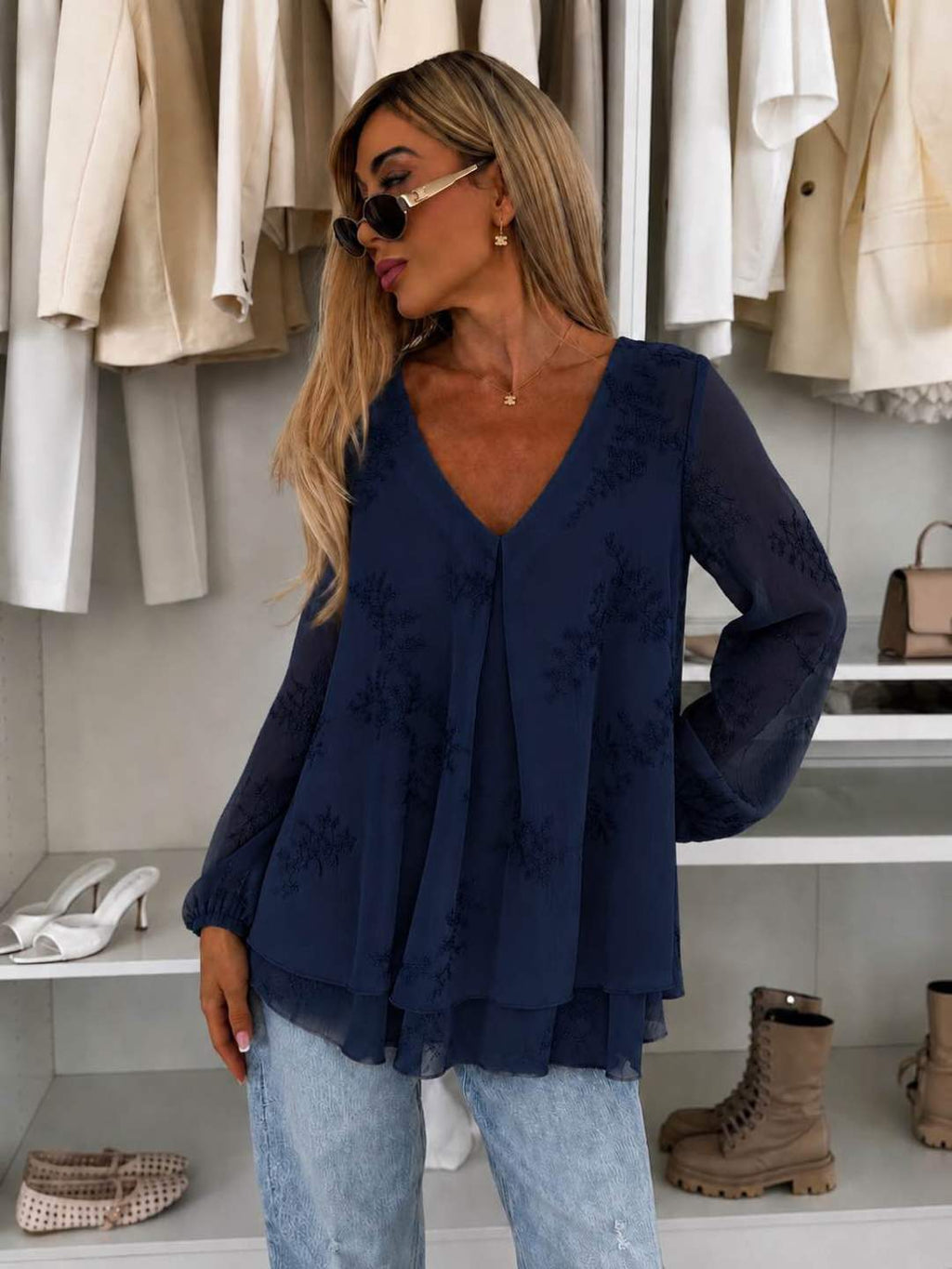 Blouse fluide brodée fleurs à volants – Col V