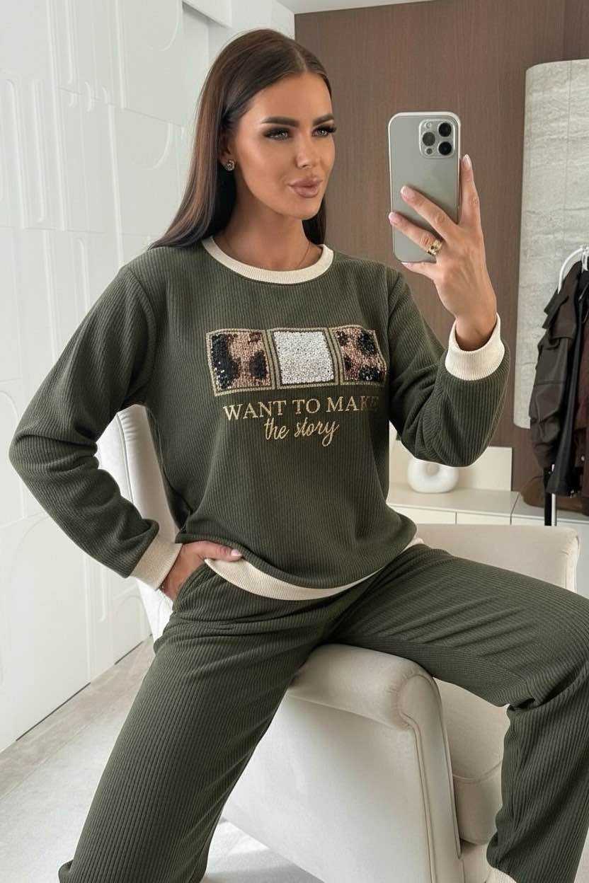 Ensemble homewear côtelée , composé d’un haut à manches longues avec détails sequins et d’un pantalon confortable. Parfait pour un look cosy et tendance à la maison.