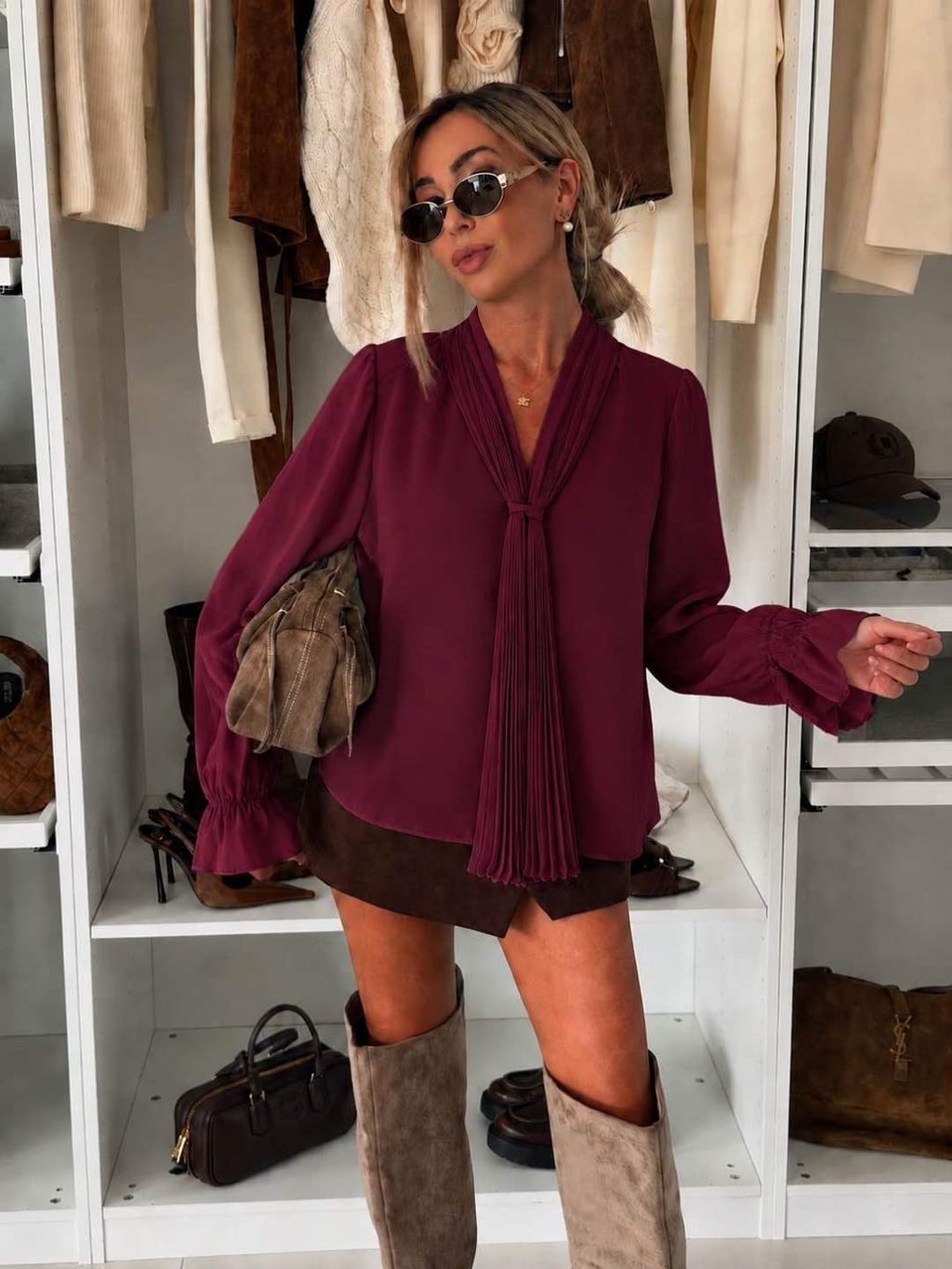 Blouse fluide à col lavallière plissé et poignets volantés