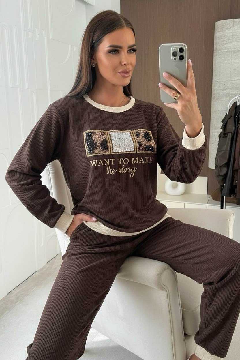 Ensemble homewear côtelée , composé d’un haut à manches longues avec détails sequins et d’un pantalon confortable. Parfait pour un look cosy et tendance à la maison.