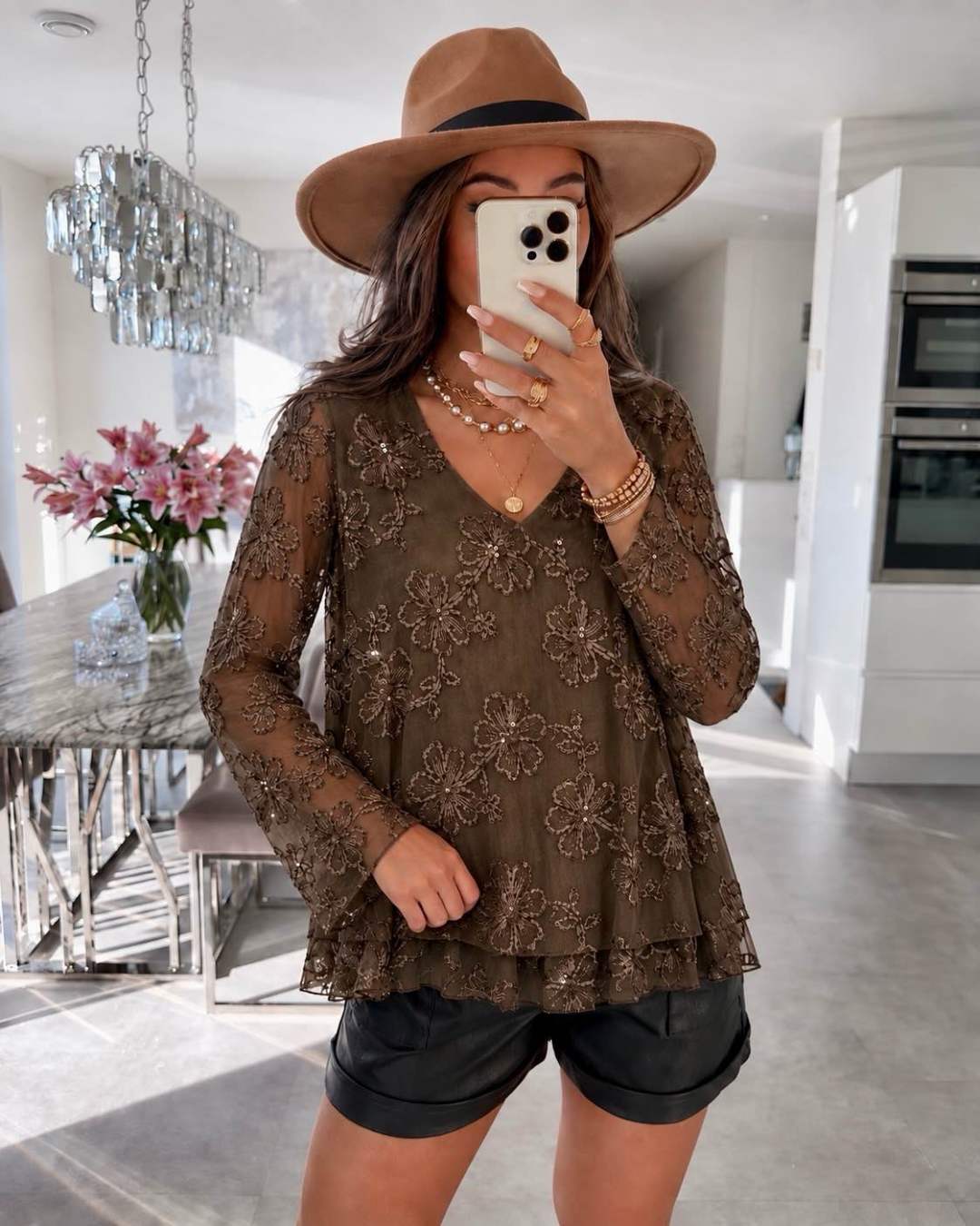 Blouse col V  à volant avec broderies florales et sequins taille 36/4295% POLYESTER 5% ELASTHANE