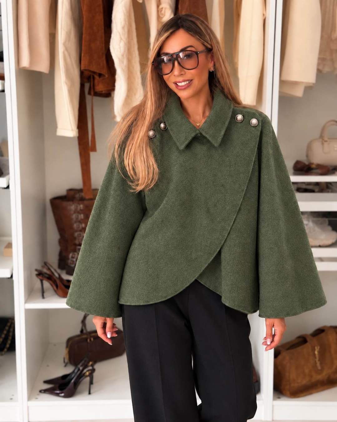 Veste cape asymétrique à col chemise détails boutons